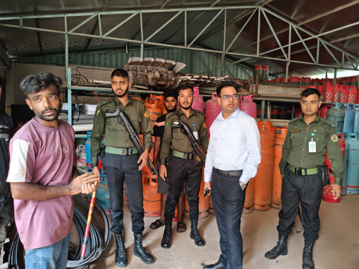 আড়াইহাজারে বেশি দামে এলপিজি বিক্রির দা‌য়ে দুই ব্যবসায়ীকে জরিমানা