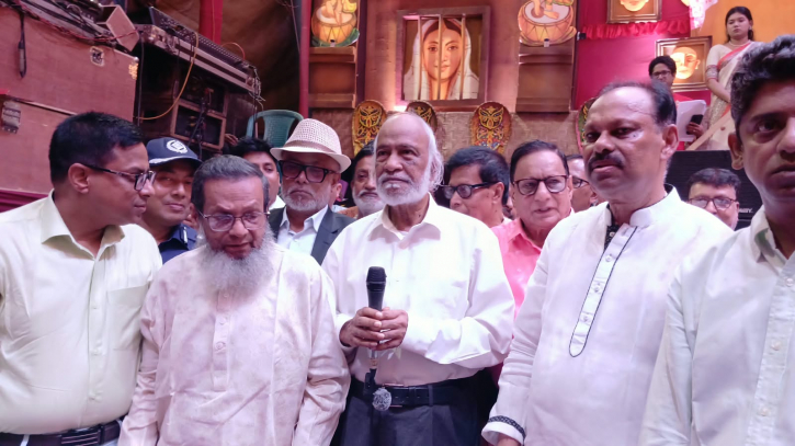 দুর্গাপূজার শিক্ষা হোক অন্যায়ের বিরুদ্ধে দাঁড়ানো: স্থানীয় সরকারমন্ত্রী