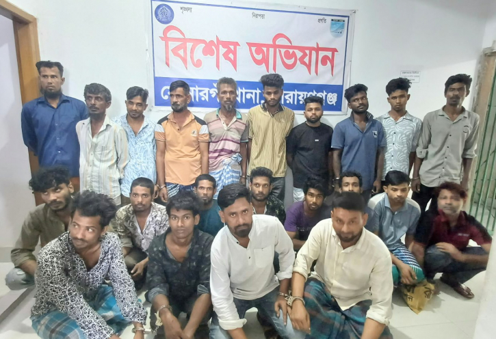 নারায়ণগঞ্জে পুলিশের অভিযানে মাদকসহ গ্রেপ্তার ৬০