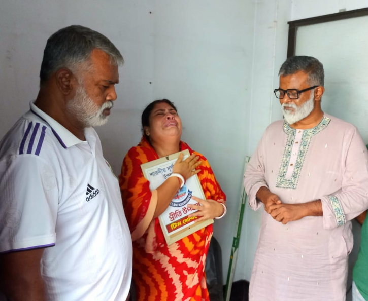 বিসর্জনের আনন্দ নয়, বিষাদে ভারাক্রান্ত ঘর: শহীদ রিয়া গোপের স্বজনদের পাশে খোরশেদ