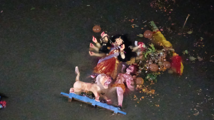 নারায়ণগঞ্জে প্রতিমা বিসর্জনে বিদায় দেবী দুর্গার, যান চলাচলে বিশেষ ব্যবস্থা