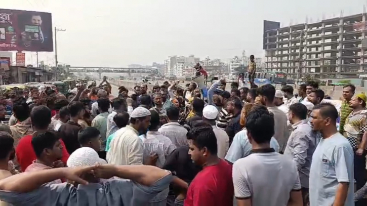 বিদ্যুৎ সংযোগ পুনঃস্থাপনের দাবিতে ব্যবসায়ীদের সড়ক অবরোধ