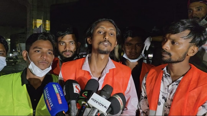 গভীর রাতে পরিচ্ছন্নতা অভিযানে ছাত্রদল নেতা বাবু , সঙ্গে ৫০ কর্মী