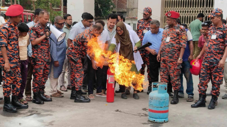 ভূমিকম্প-অগ্নিকাণ্ড মোকাবিলায় খানপুর হাসপাতালে উদ্ধার মহড়া