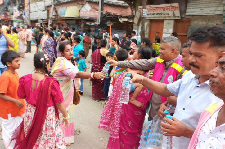 রথযাত্রীদের মাঝে পানি বিতরণ